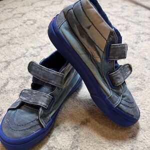 Van’s shark Boys shoes size 13.5